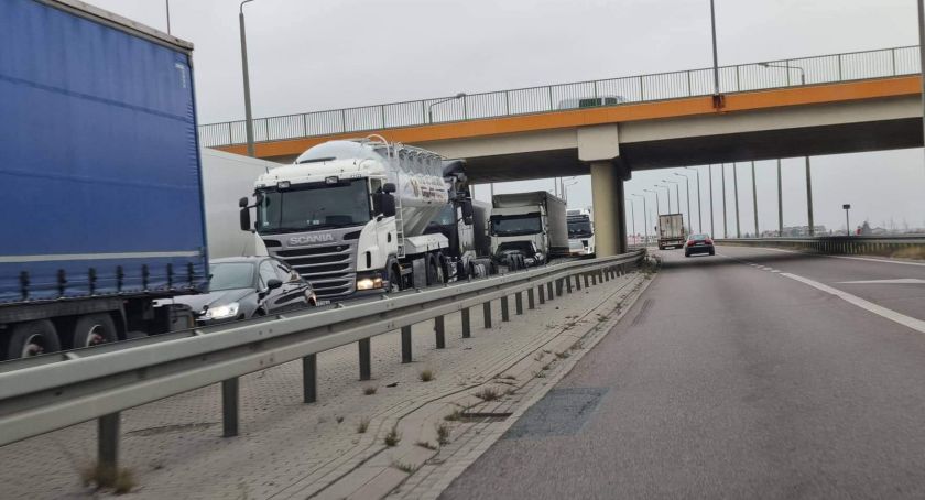 Ciężarówki blokują miasto. Kolejka na 45 kilometrów 