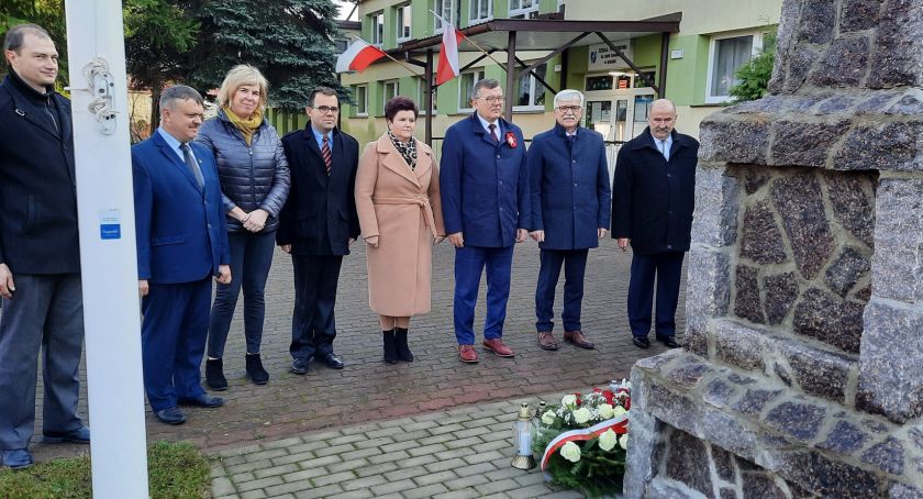 Trzy lata temu postawili pomnik. Teraz oddali pod nim hołd