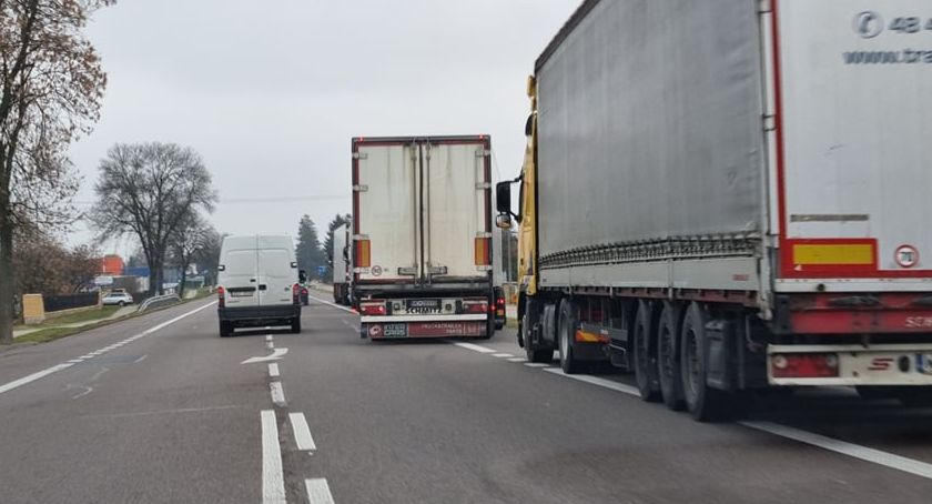 Kolejka ciężarówek prawie do Sycyny. Pilnuje ich policja
