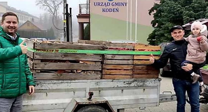 Przekazali drewno i jabłka. Chcą wspierać służby na granicy 