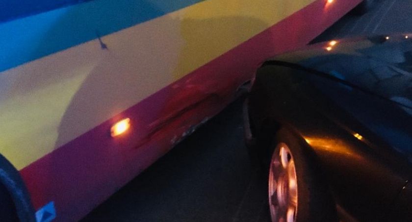Podczas holowania wjechali w autobus. Obaj byli pijani
