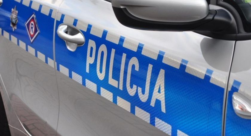 Jechał zbyt szybko. Podróż zakończył na drzewie 