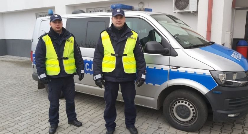 Mężczyzna wpadł do wody po ataku padaczki. Uratowali mu życie 