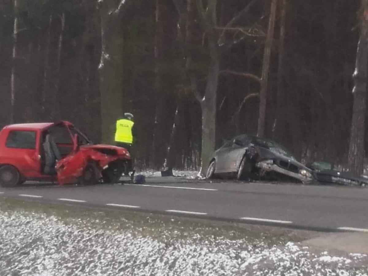 BMW rozstrzaskało fiata. Dwie osoby w szpitalu. 