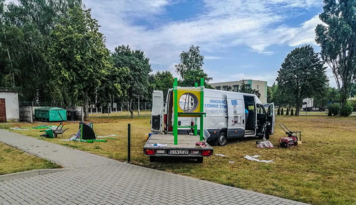 Powstaje plac zabaw