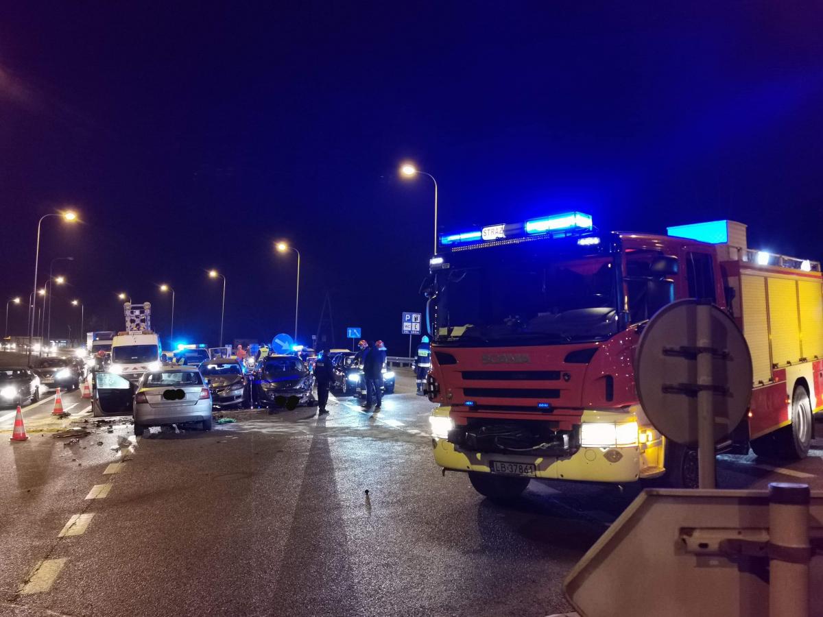 Kilka karetek woziło ludzi do szpitala. Wypadek na dwójce