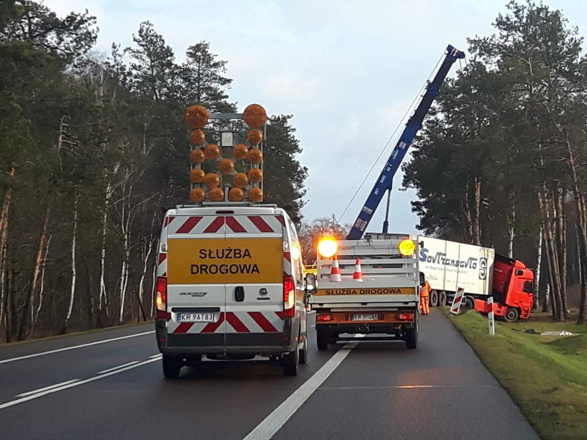 Ciężarówka w rowie. Utrudnienia na krajowej dwójce