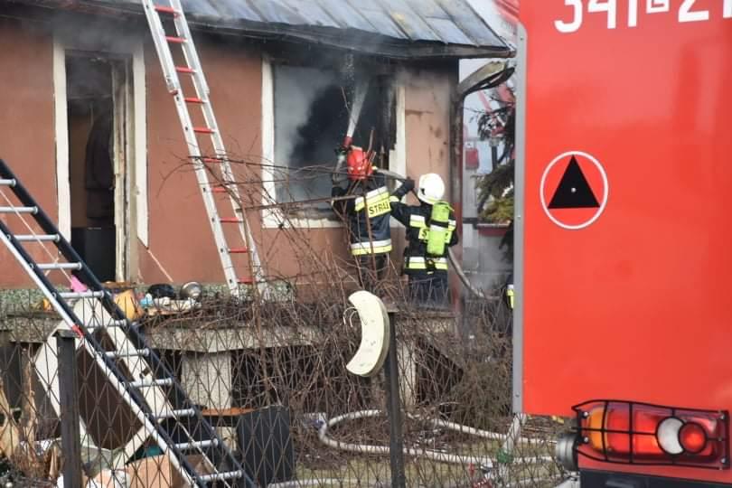 Strażacy gasili dom. Dwie osoby nie żyją