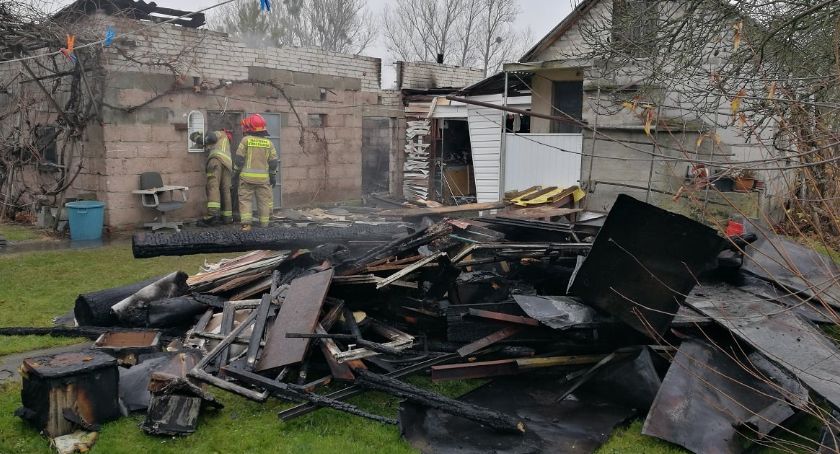 Palił się jego budynek gospodarczy. On leżał martwy w domu 