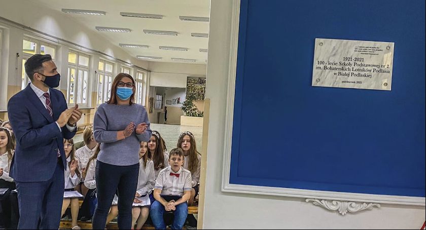 Odsłonięto tablicę upamiętniającą 100-lecie istnienia szkoły
