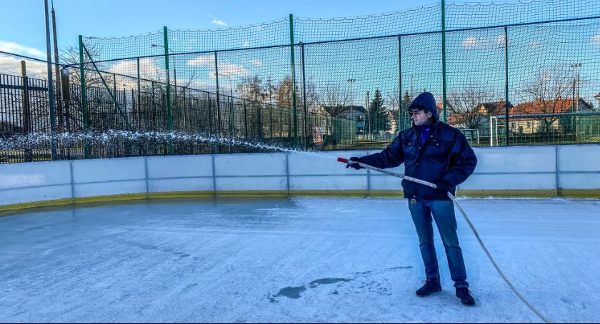 Przygotowania na bialskich lodowiskach trwają
