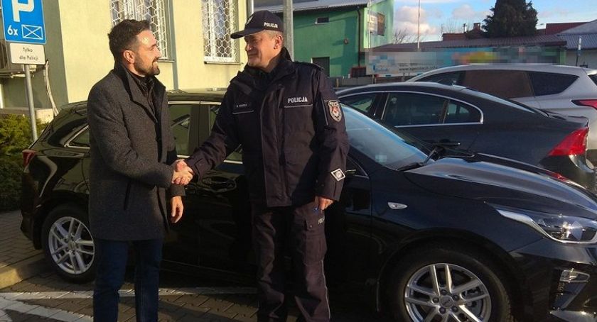 Uroczyste przekazanie kluczyków do nowych radiowozów