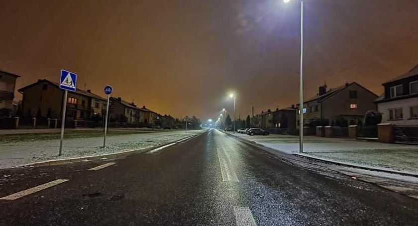 Pługi na drogach Białej Podlaskiej. W nocy opady marznącego deszczu