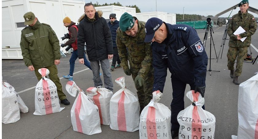 Poczta Polska przekazała w Białej Podlaskiej funkcjonariuszom kartki z podziękowaniami