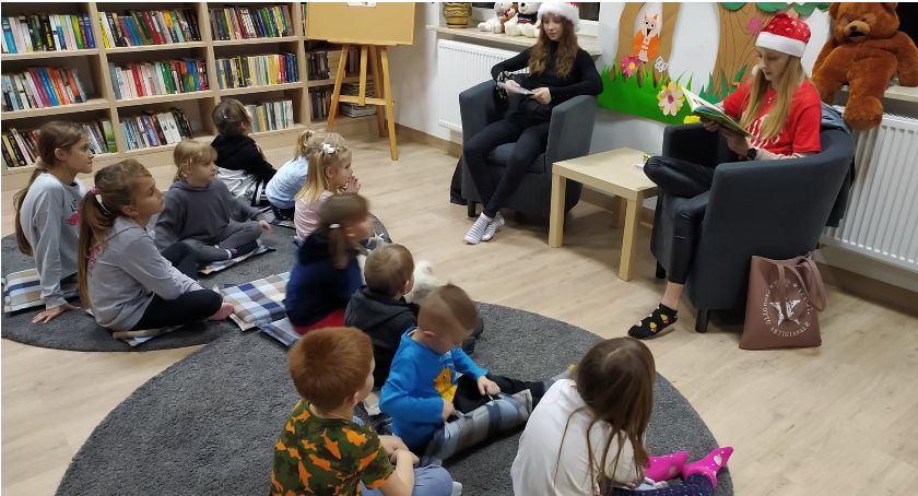 Moc atrakcji w Gminnym Ośrodku Kultury w Białej Podlaskiej. Czytali opowieści o mikołaju