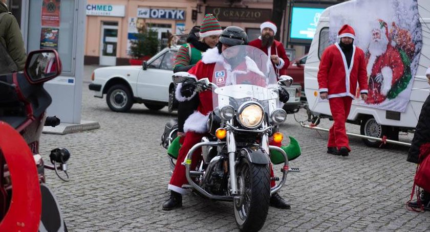 Mikołaje na motocyklach w centrum Międzyrzeca Podlaskiego