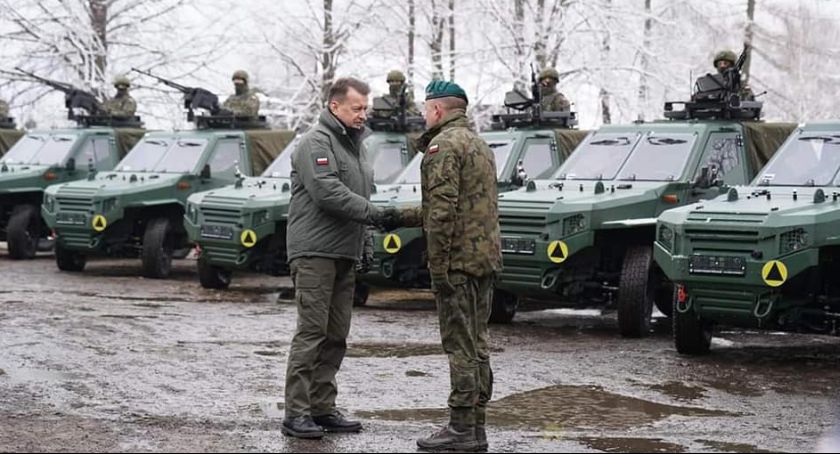 Minister Mariusz Błaszczak spotkał się z Żołnierzami Żelaznej Dywizji w Kopytowie