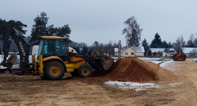 Prace nad przebudową drogi wewnętrznej w Rogoźnicy Kolonii
