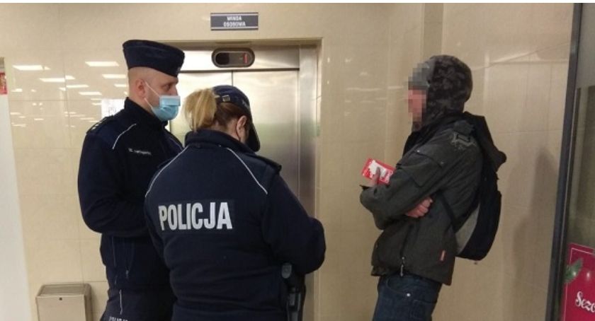 Policjanci sprawdzają czy bialczanie przestrzegają obostrzeń 
