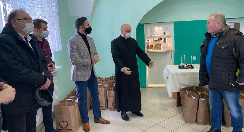 W Białej Podlaskiej przekazali świąteczne paczki dla potrzebujących