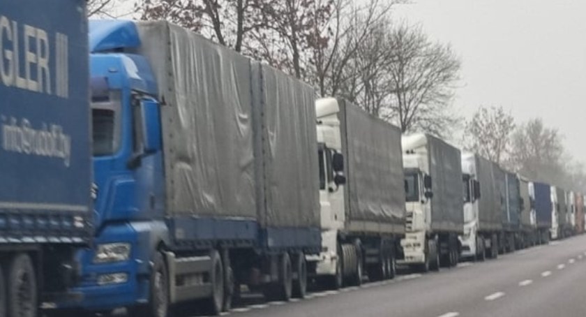 Coraz krótszy czas oczekiwania na przejazd przez granicę. Kolejka ciężarówek się zmniejszyła