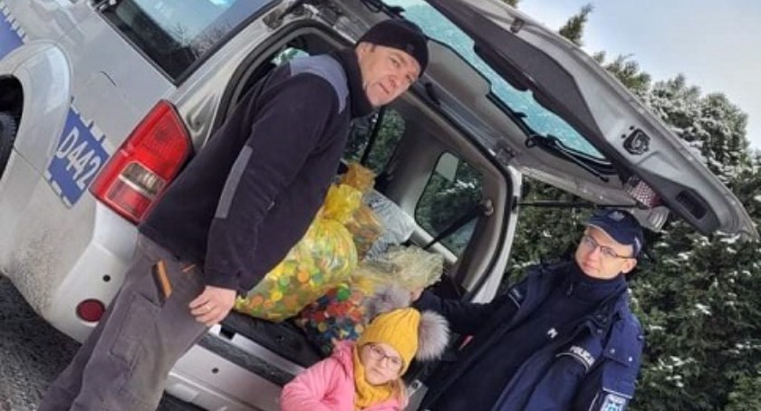 Policjanci z Międzyrzeca Podlaskiego przekazali nakrętki, aby pomóc małej Zuzi
