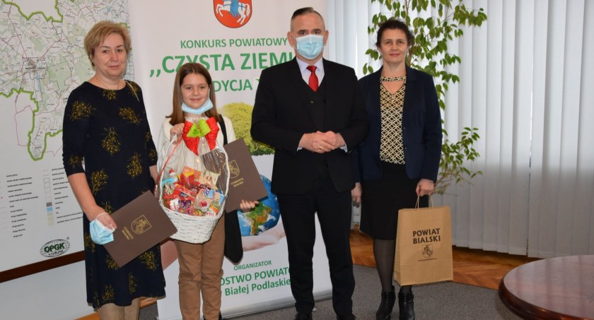 W Powiecie Bialskim nagrodzono uczestników konkursu ,,Czysta ziemia