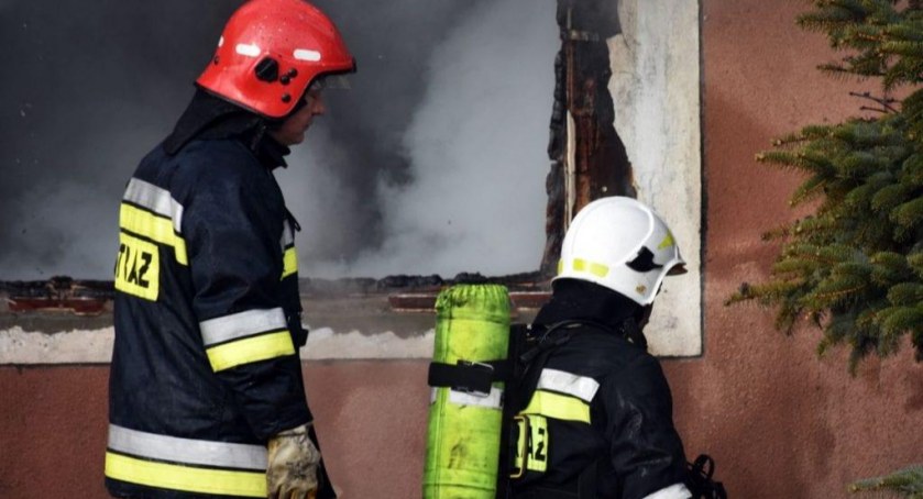 W Białej Podlaskiej ogień zajął budynek gospodarczy. We wnętrzu budynku znajdowały się butle z gazem