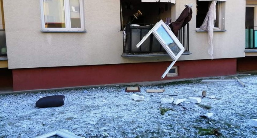 Biała Podlaska: Dwie osoby poszkodowane w wybuchu. Wyrwane zostały okna z futrynami