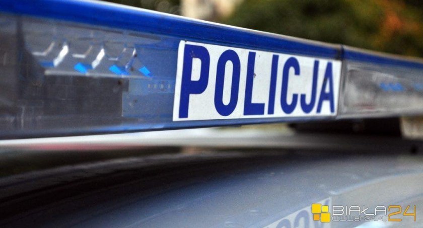 Policjanci skontrolują autobusy dla bezpieczeństwa dzieci