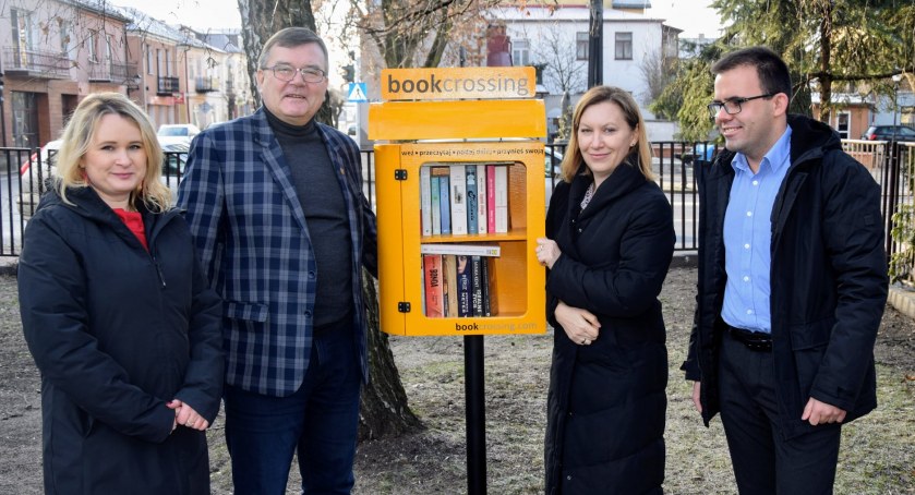 Gminna Biblioteka w Międzyrzecu Podlaskim postawiła trzy półki na książki. Wypożycz lekturę i dodaj swoją za darmo
