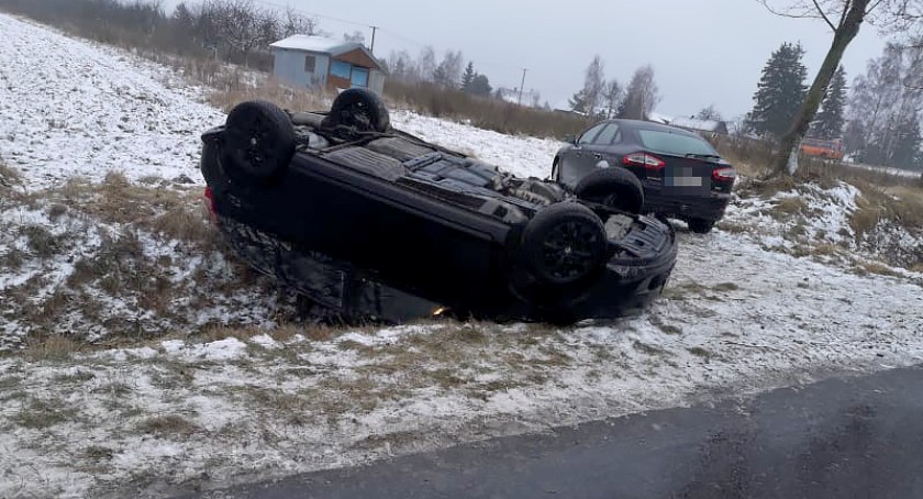 Ślisko na drogach. Dachowanie samochodu osobowego w Klonownicy Małej.  