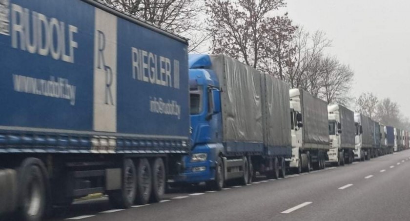 Kolejka ciężarówek już prawie koło Międzyrzeca Podlaskiego. Ponad półtorej doby oczekiwania na wyjazd z Polski