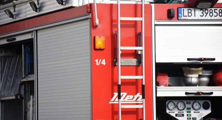 Trzynaście interwencji straży pożarnej po wichurze. Zniszczone auto i zawalony budynek