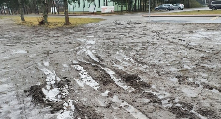 Koła aut rujnują zieleń w Piszczacu