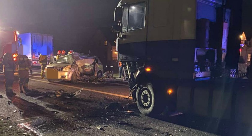 Osobówka zmiażdżona, a ciężarówka poważnie uszkodzona. Jest ranny 