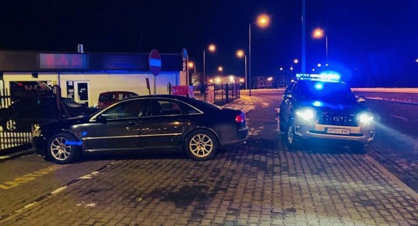  Był pod wpływem alkoholu i korzystał z telefonu kierując autem po ulicy Brzeskiej. Jechał z pasażerem 