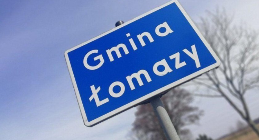 Książka na cześć straży pożarnej w bibliotece w Łomazach