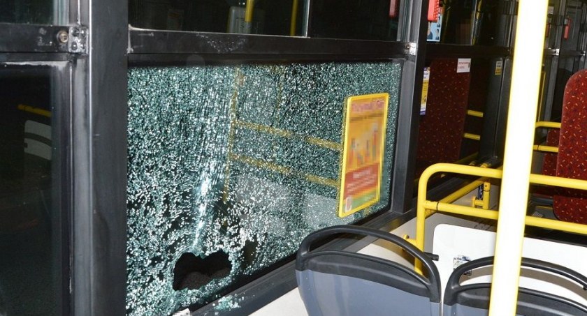 Rzucił butelką po piwie w miejski autobus. Policja złapała sprawcę