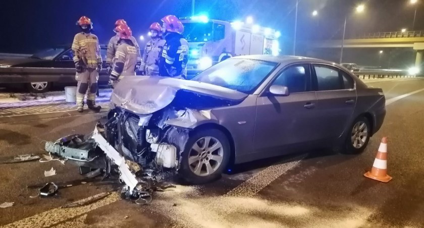 Pod wiaduktem w Białej Podlaskiej uderzył czołowo w bariery