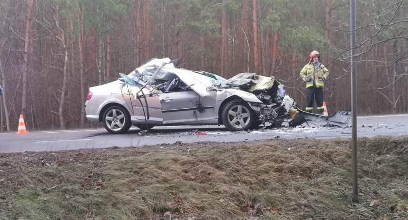 W Holi wbił się w naczepę ciężarówki. Trafił do szpitala