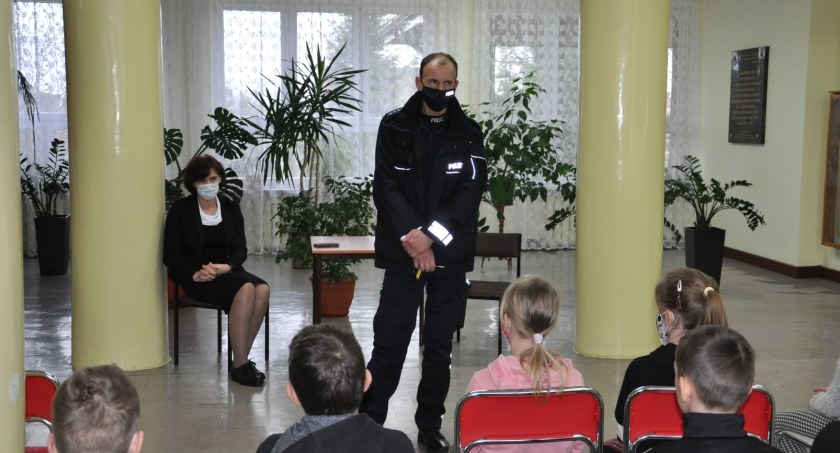 Spotkanie z policjantem w Zespole Placówek Oświatowych w Łomazach