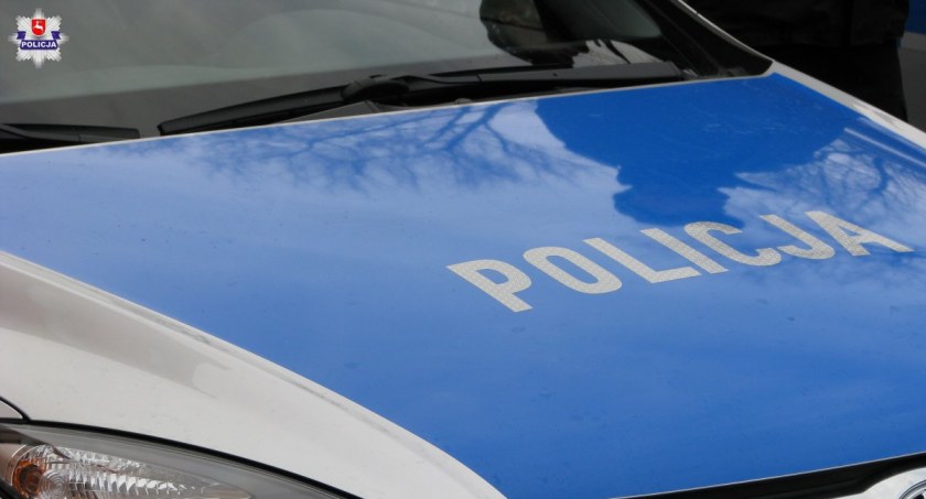 Złodziej butelki alkoholu nie spodziewał się, że w drzwiach sklepowych spotka się z policjantami