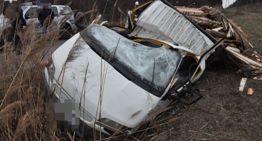 Nowe informacje dotyczące tragedii w Międzyrzecu Podlaskim. Na jadący pojazd runęło drzewo