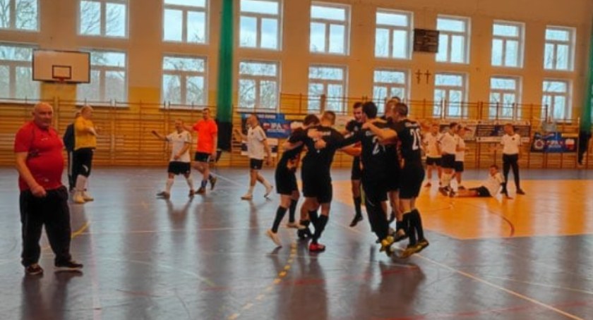 Walentynkowe rozgrywki mundurowych w Halowej Piłce Nożnej 