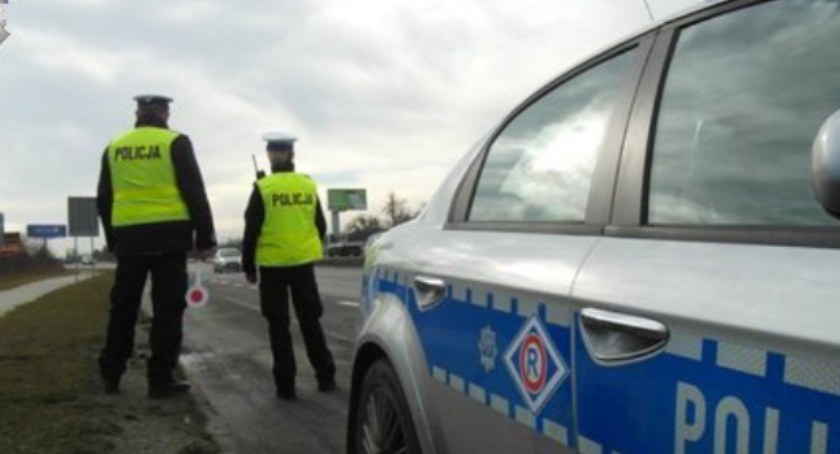 Pościg za 22-letnim kierowcą. Mężczyzna nie miał uprawnień do kierowania pojazdami
