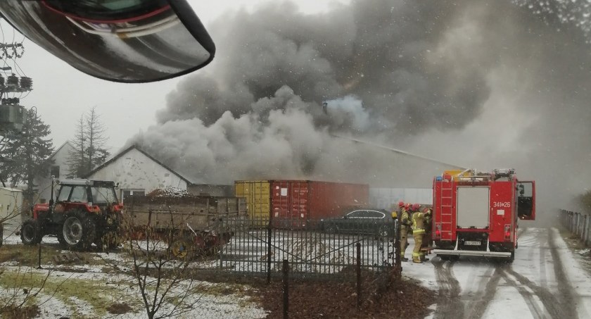 Pożar hali produkcyjnej w Sławacinku Starym