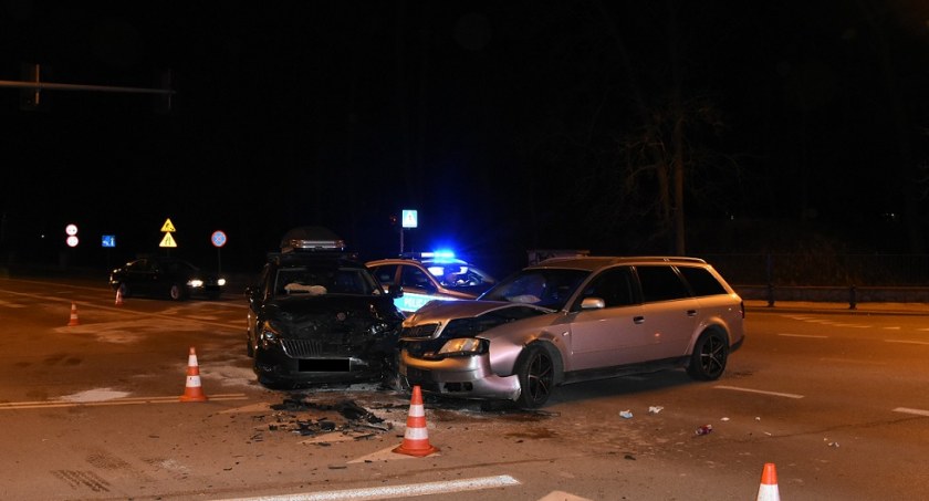 Doszło do zderzenia dwóch samochodów.  Jeden kierowca nie ustąpił pierwszeństwa a drugi był pijany