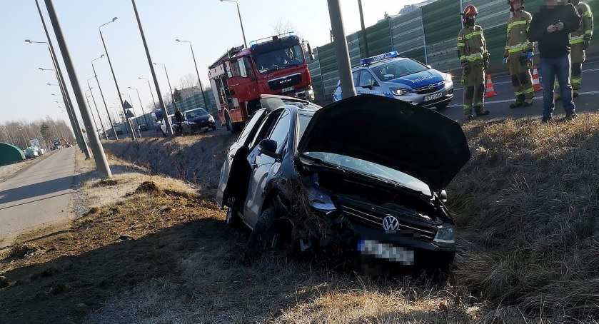 Samochód w rowie między Terebelską a Sitnicką w Białej Podlaskiej 