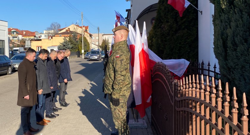 Przedstawiciele mieszkańców złożyli kwiaty przed miejscem związanym z Żołnierzami Wyklętymi